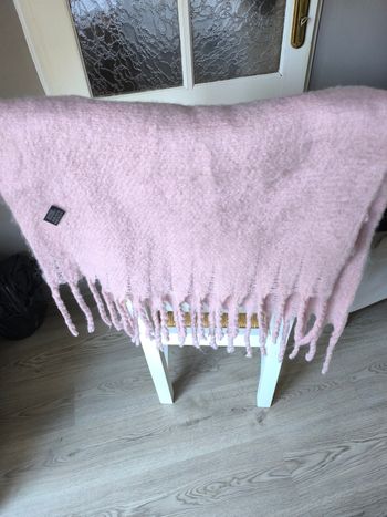 Écharpe rose 20% laine et 80 % viscose.