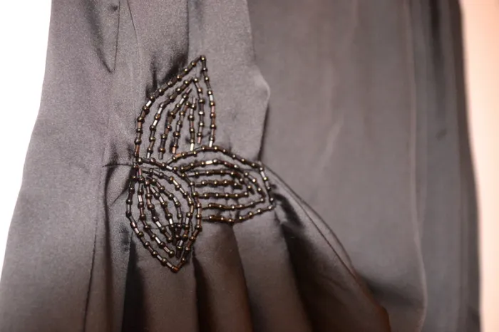 Robe de soirée satinée noire et perles - photo numéro 3