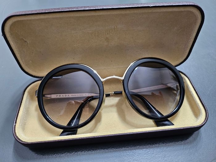 Lunettes de soleil marque Prada