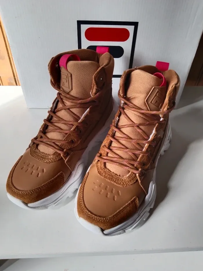 Superbes baskets sneakers femme grosse semelle marque Fila pointure 36 - photo numéro 2