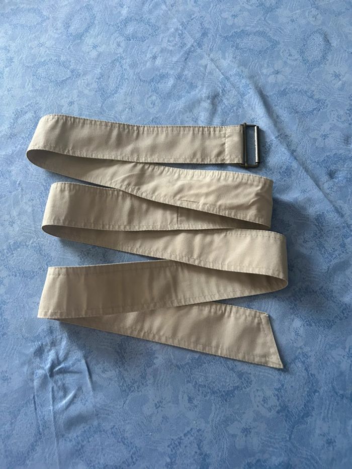 Ceinture gris pale en tissu longue