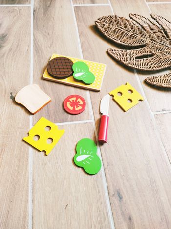 🥪Dinette sandwich et divers aliments sur plateau en bois