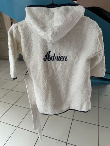 Peignoir blanc avec prénom ''ADRIEN'' taille 2 ans en très bon état