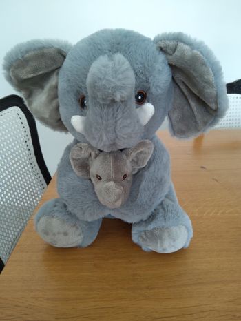 Peluche éléphant gris et son bébé