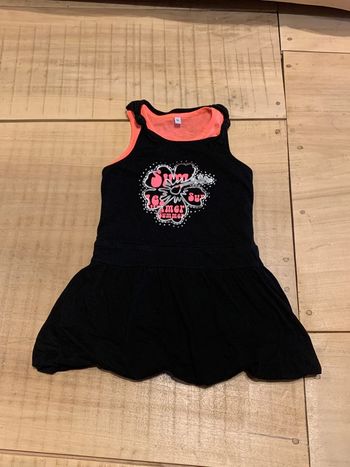 Robe sans manche noir et rose taille 5 ans
