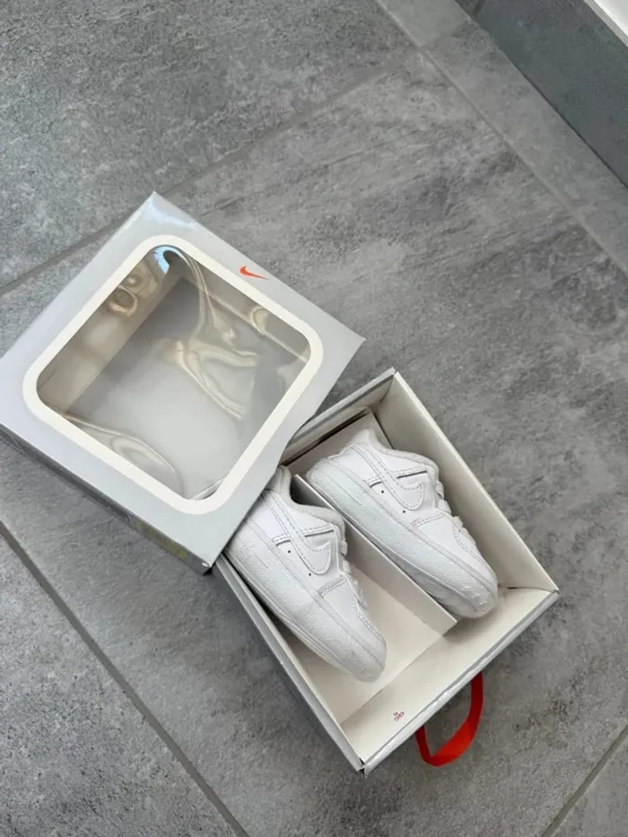 Baskets bébé unisexe Nike Air force blanches taille 18,5 super état - photo numéro 2