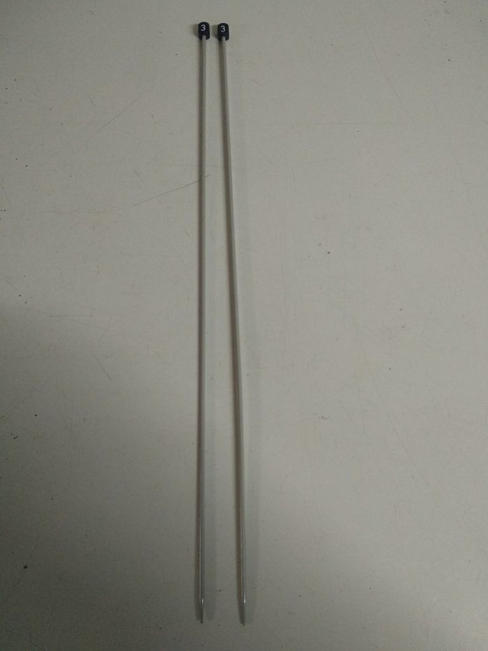 2 aiguilles à tricoter numéro 3