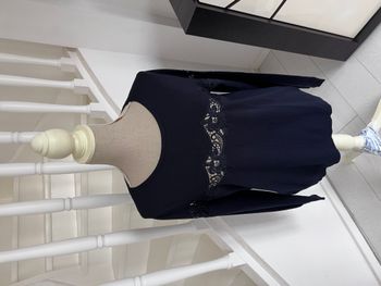 Pull Etam bleu marine et dentelle au niveau du buste et des manches