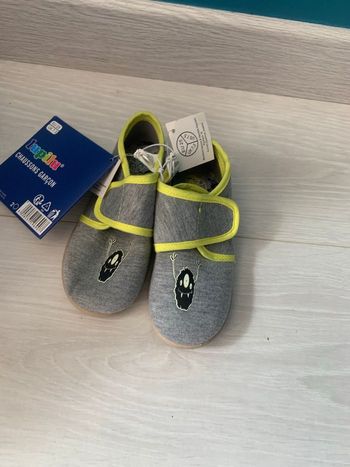 Chaussons neufs 25