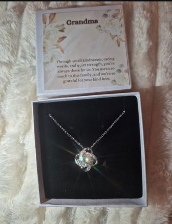 💎 Collier « Grand-mère » – Un cadeau d’amour éternel dans son écrin nacré