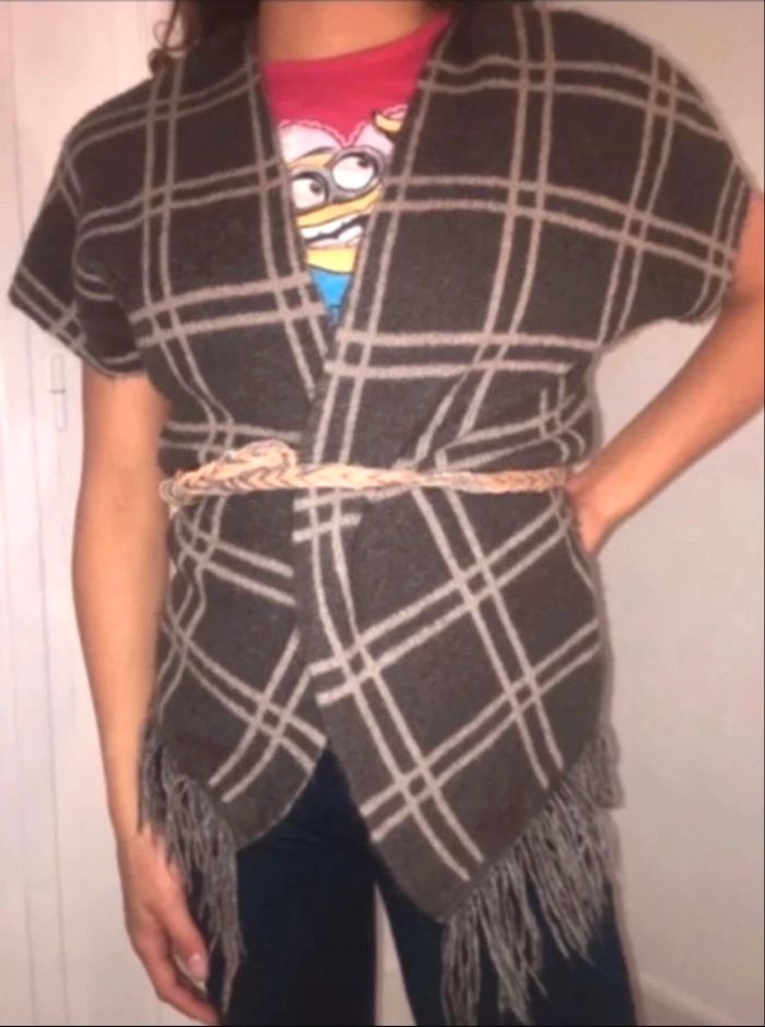 Beau poncho gilet original à carreaux couleur gris et beige taille 10/12 ans avec frange - photo numéro 2