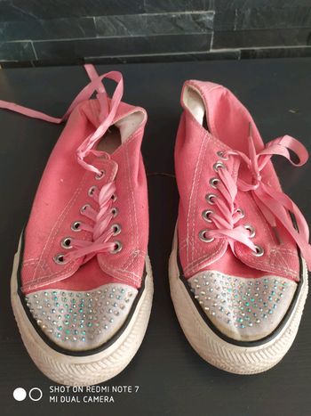 Baskets rose brillants sur le dessus
