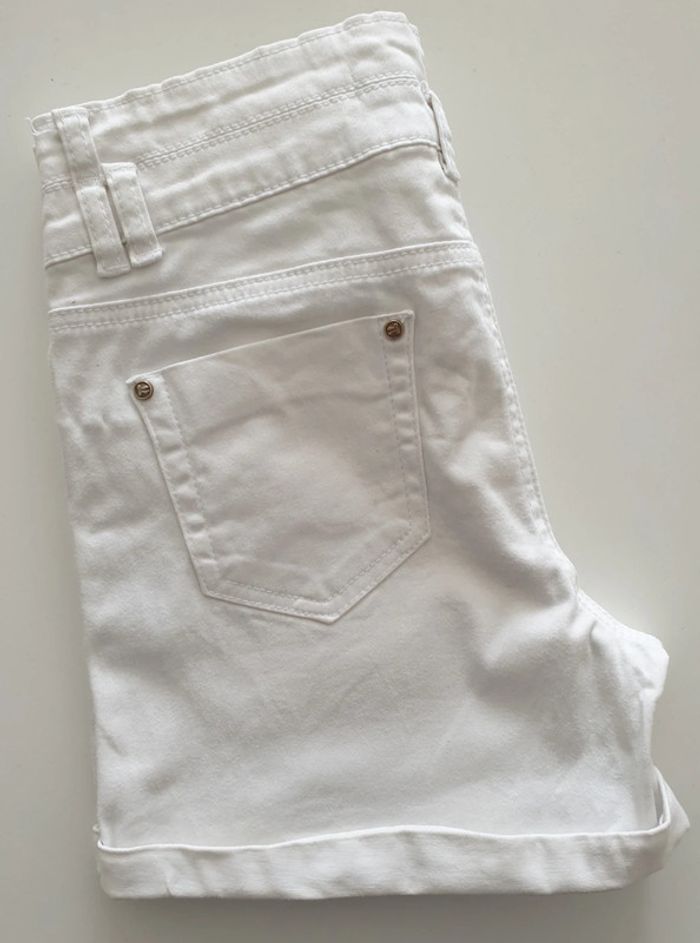 Short blanc retroussé - photo numéro 5