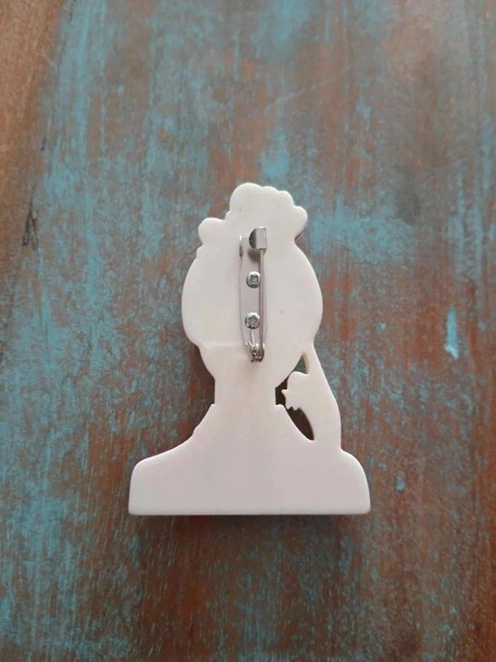 Broche magnifique fille aux lunettes - photo numéro 3