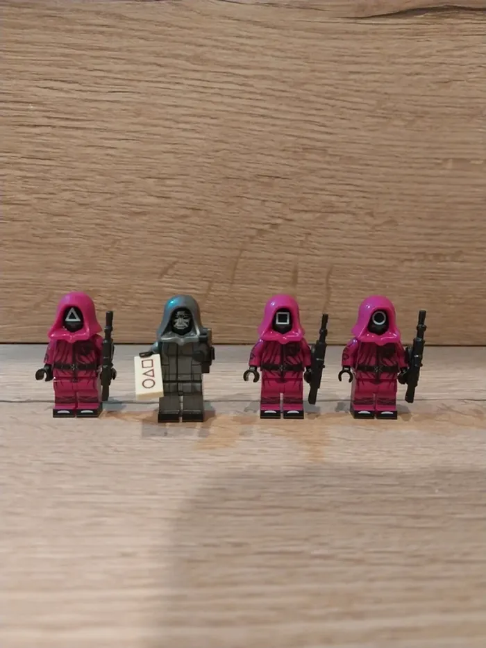 Figurines type lego Le maître du Jeux et 3 gardes Squid Game
