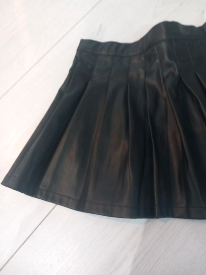 Jupe plissé noir style cuir 5 ans - photo numéro 2