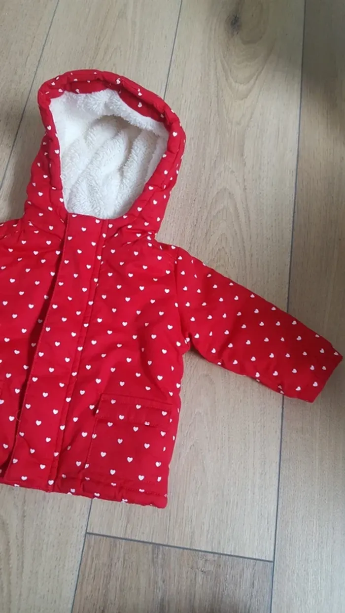 Manteau rouge à capuche - photo numéro 5