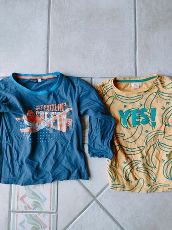 Lot de 1 tee shirt manches courtes 5 ans et 1 tee shirt manches longues 6 ans