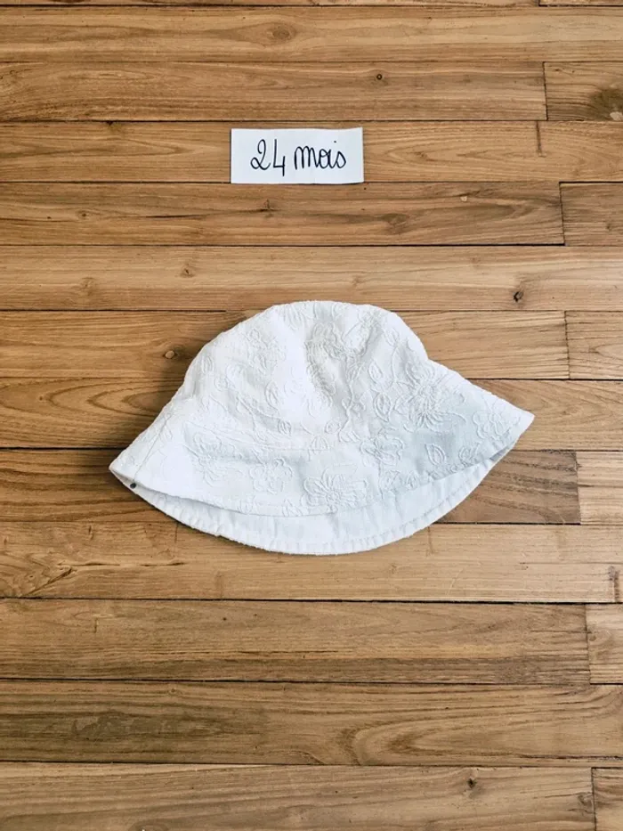 Chapeau blanc crème avec broderies fleurs tape à l'œil TAO 24 mois 2 ans