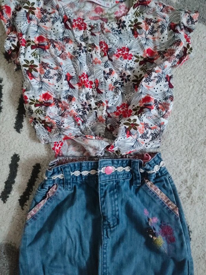 Ensemble jupe en jean et chemisier fleuri