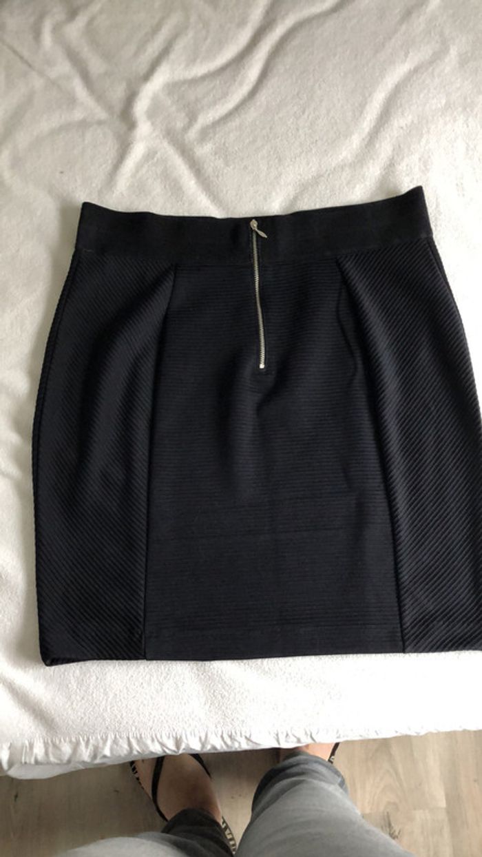 Jupe noire - photo numéro 2