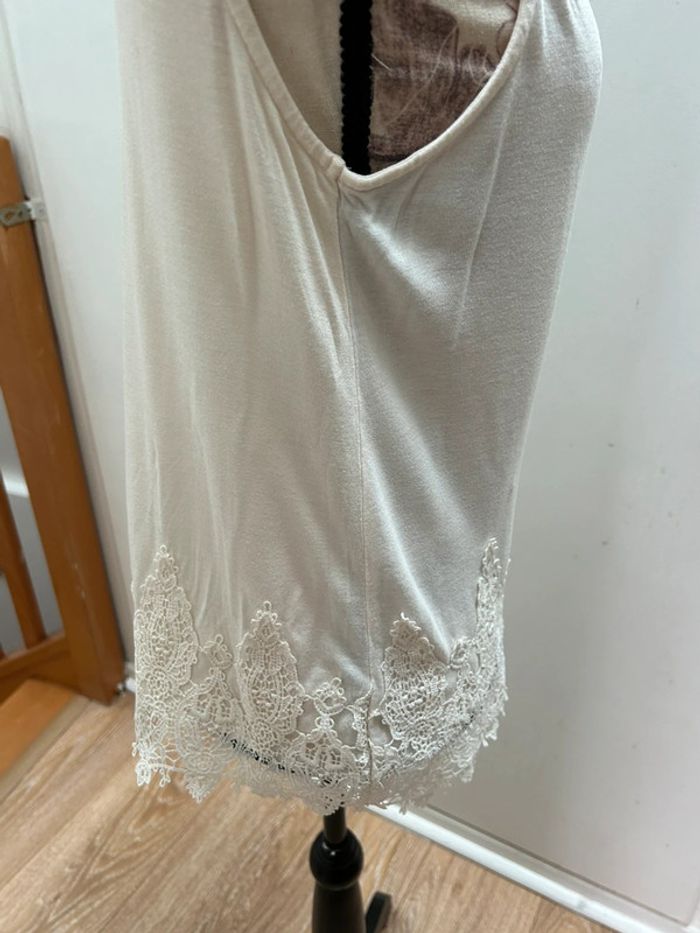 Débardeur blanc cassé avec broderie Kiabi taille 36 - photo numéro 4