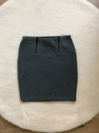 Jupe courte grise crayon - Bershka (indiqué S mais taille plus petit: XXS)