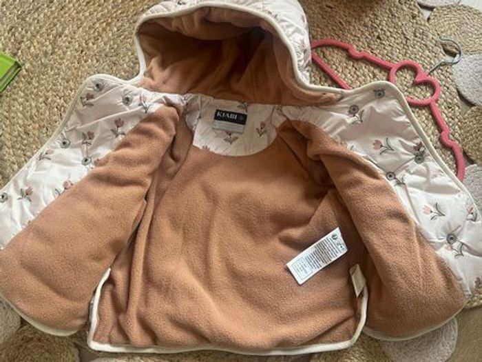 Manteau neuf Kiabi 18 mois  - polaire à l’intérieur - beige avec fleur - photo numéro 3