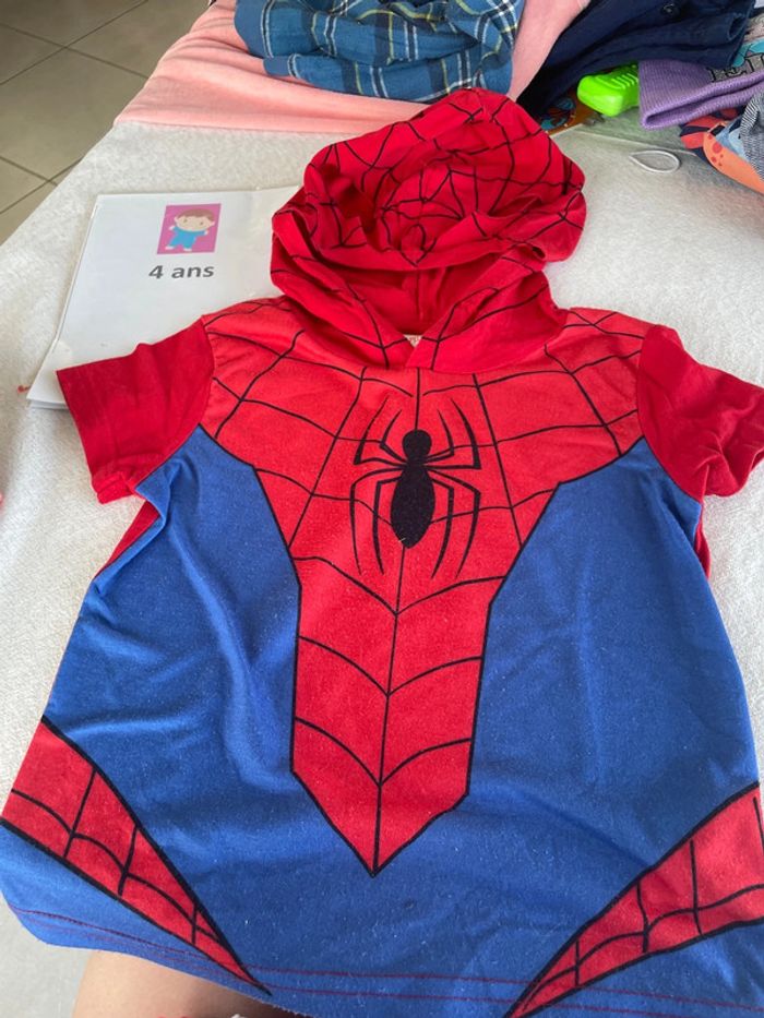 T-shirt Spiderman, quatre ans avec masque