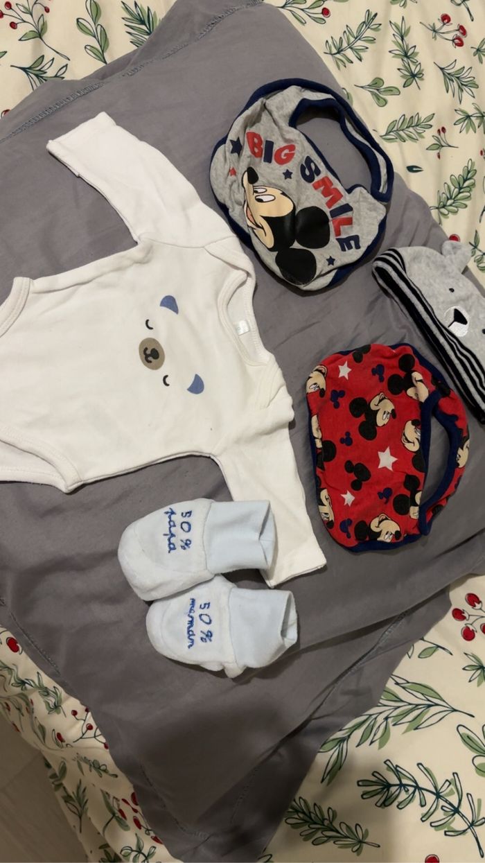 Ensemble naissance garçon + bavoir Disney + chausson neuf - photo numéro 5