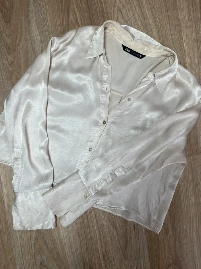 chemise satinée beige Zara