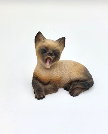 Figurine résine chat siamois qui baille collection ou décoration 9 cm