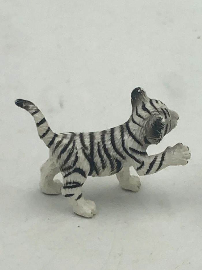 Figurine bébé tigre blanc Bullyland 5 cm - photo numéro 3