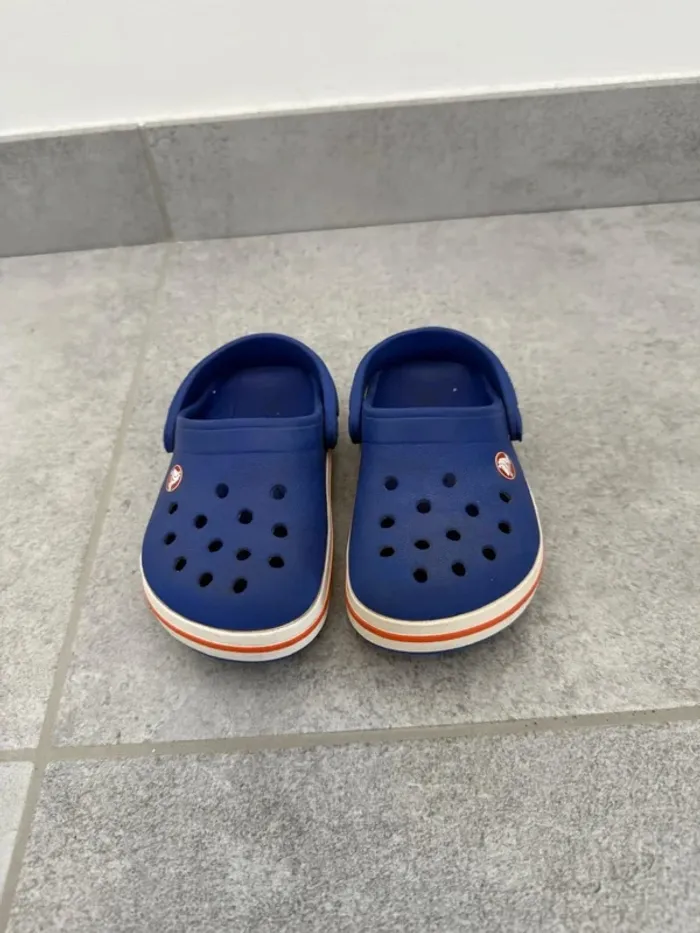 Sabots Crocs enfants bleu taille 7 soit 23-24 en super état - photo numéro 4