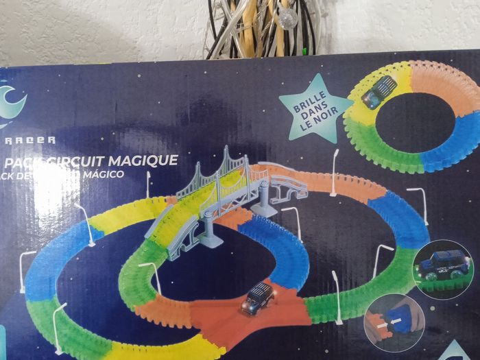 Circuit magique avec une voiture à led - photo numéro 2