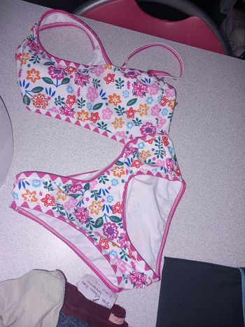 Maillot de bain neuf jamais porté fille 8 ans 1 pièce 