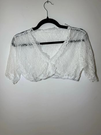 Haut court en dentelle blanche, chic et romantique