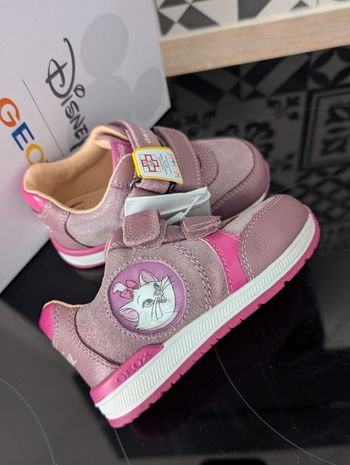 Baskets fille en cuir et autre. Taille 22. Neuf. Geox