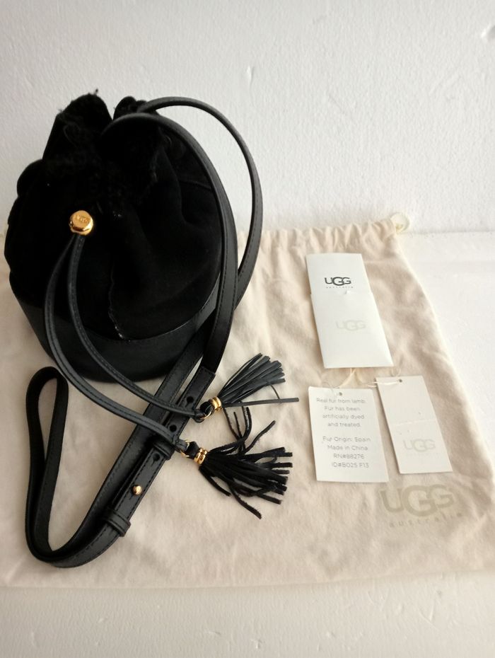 UGG sac noir en peau véritable.