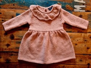 Robe en laine pour bébé fille.