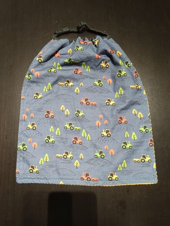 Grande serviette de table lavable colorée , doublée nid d'abeille, élastique ,  maternelle.   Tracteurs