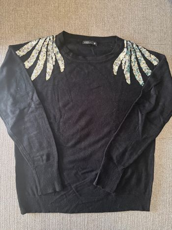Pull noir avec sequins aux épaules