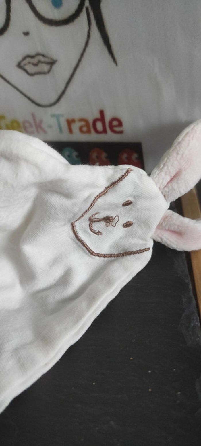 doudou lapin sucre d'orge cajou blanc rose marron pyjama Dessin Broderie Brodé - photo numéro 3