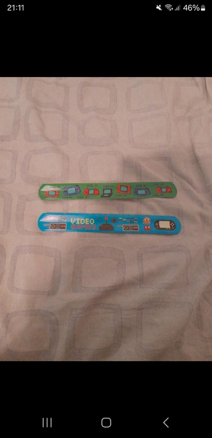 Un sachet, plaquettes de tatouage, porte clé et 2 bracelet qui s enroule. - photo numéro 2