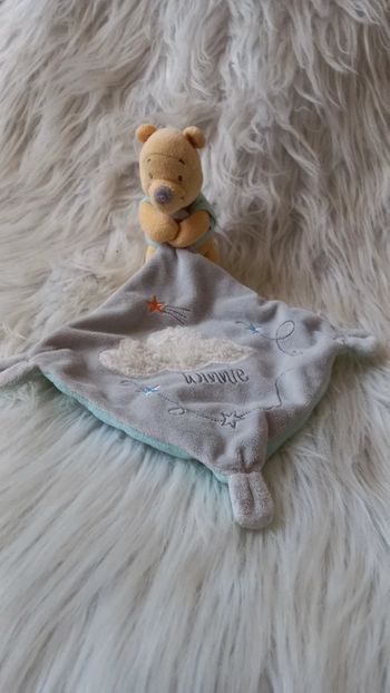 Doudou peluche Winnie l ourson avec mouchoir nuage étoiles- Disney