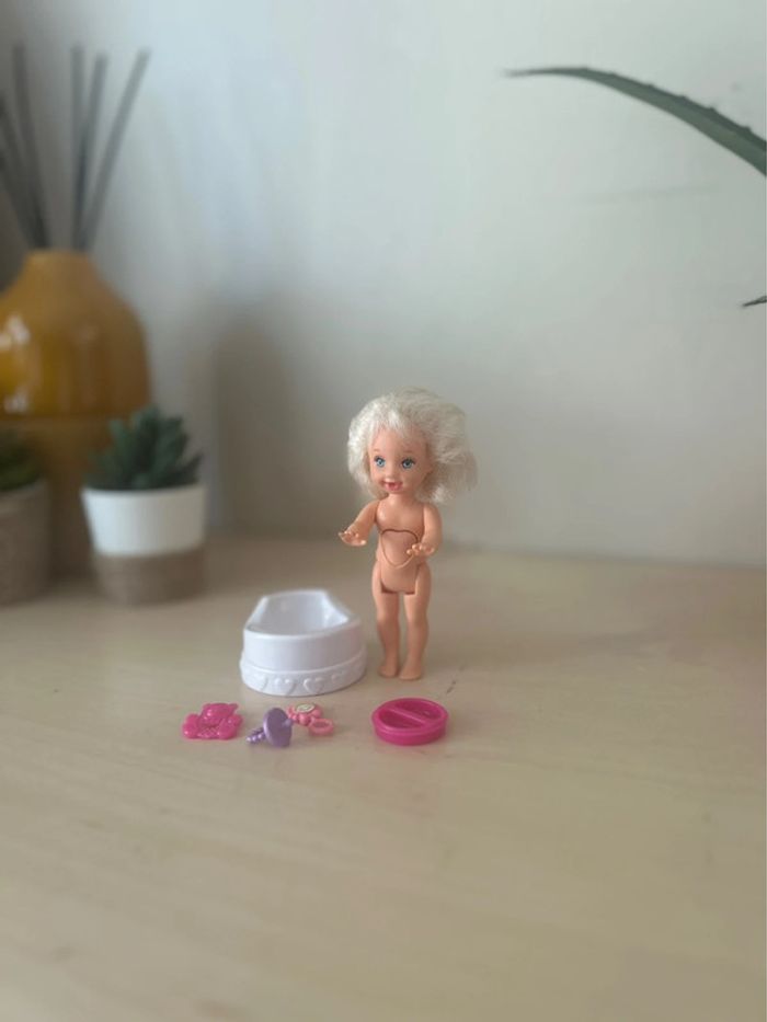 Barbie 🩰 shelly fait pipi + pot et accessoires