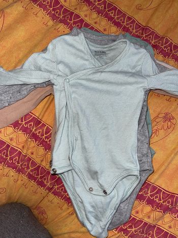 Lot de bodies ML 9 mois TBE