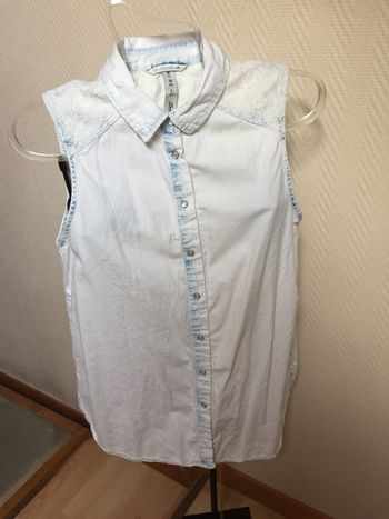 Chemise sans manches ouverte dans le dos