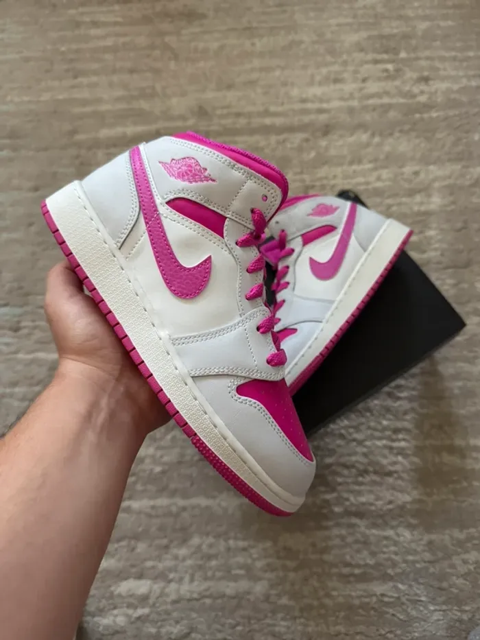 Jordan 1 Mid Fire Pink