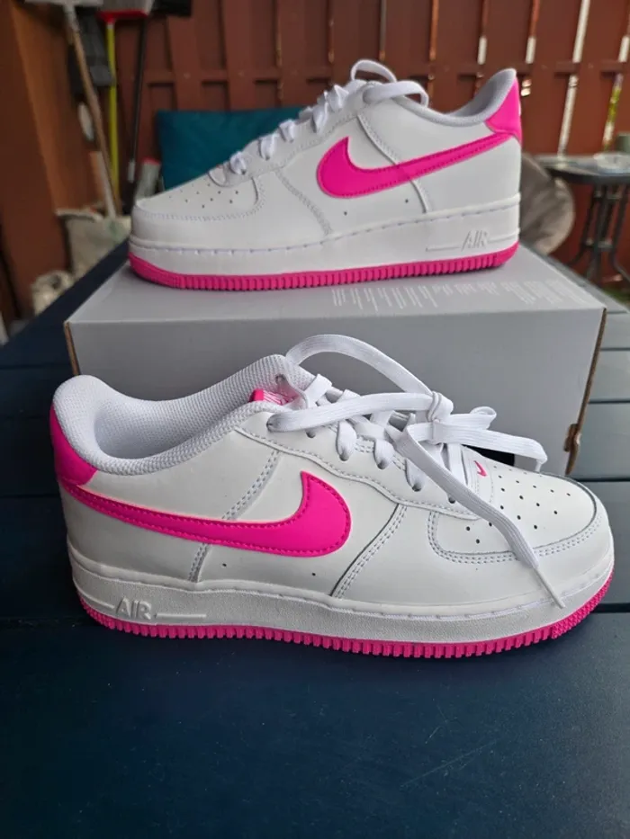 Nike air force 1 taille 38,5 neuves blanc rose fuchsia - photo numéro 2